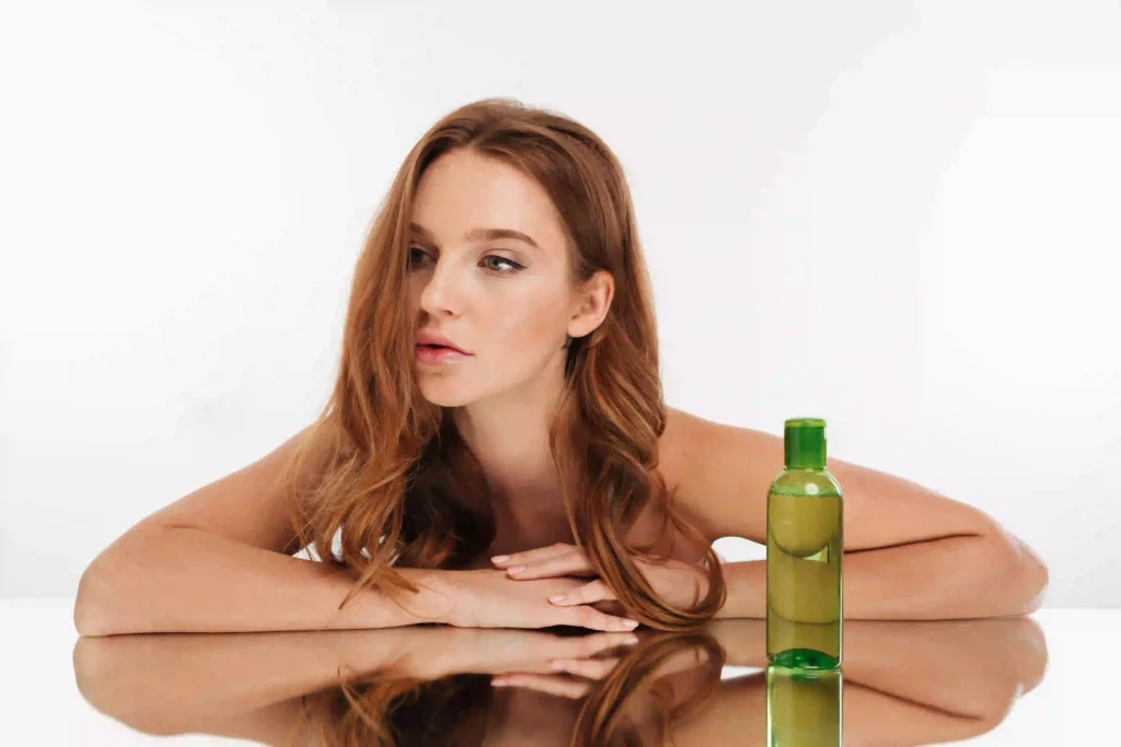 producto cosmetica capilar vegana junto con una chica