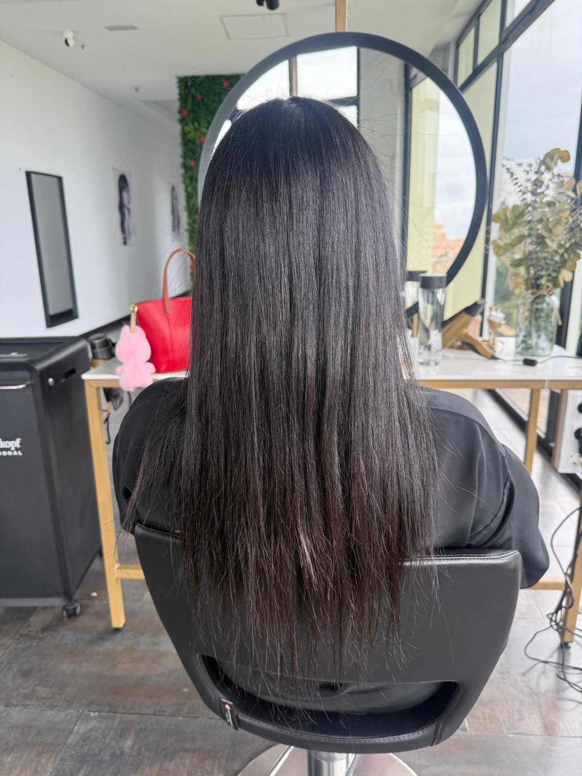Extensiones de cabello natural en pelo moreno largo y liso — Mendoza Peluqueros Las Palmas