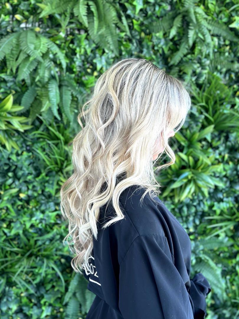 Extensiones de cabello rubio largo con volumen y ondas — Mendoza Peluqueros