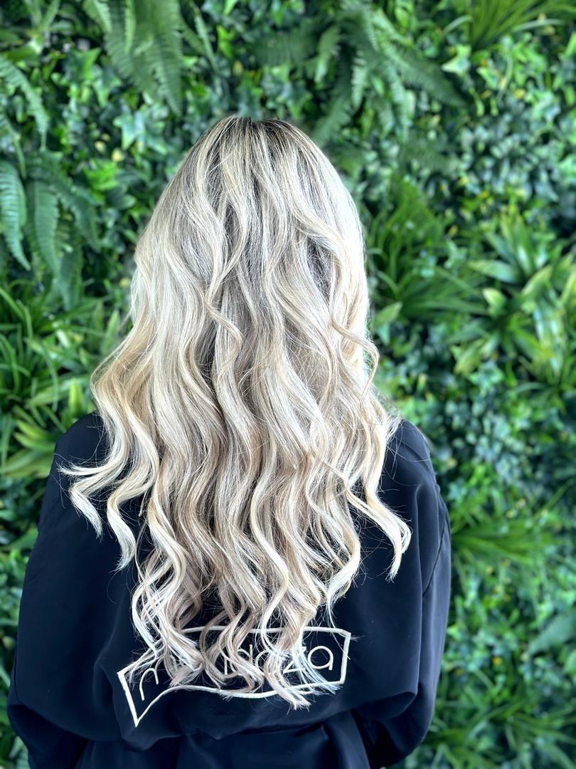 Extensiones rubias largas onduladas de resultado natural en Las Palmas